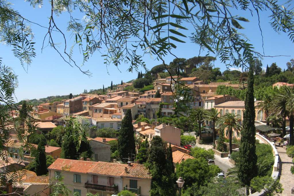 Le Village préféré des Français 2026 : Bormes-les-Mimosas élu, classement et idées de séjour