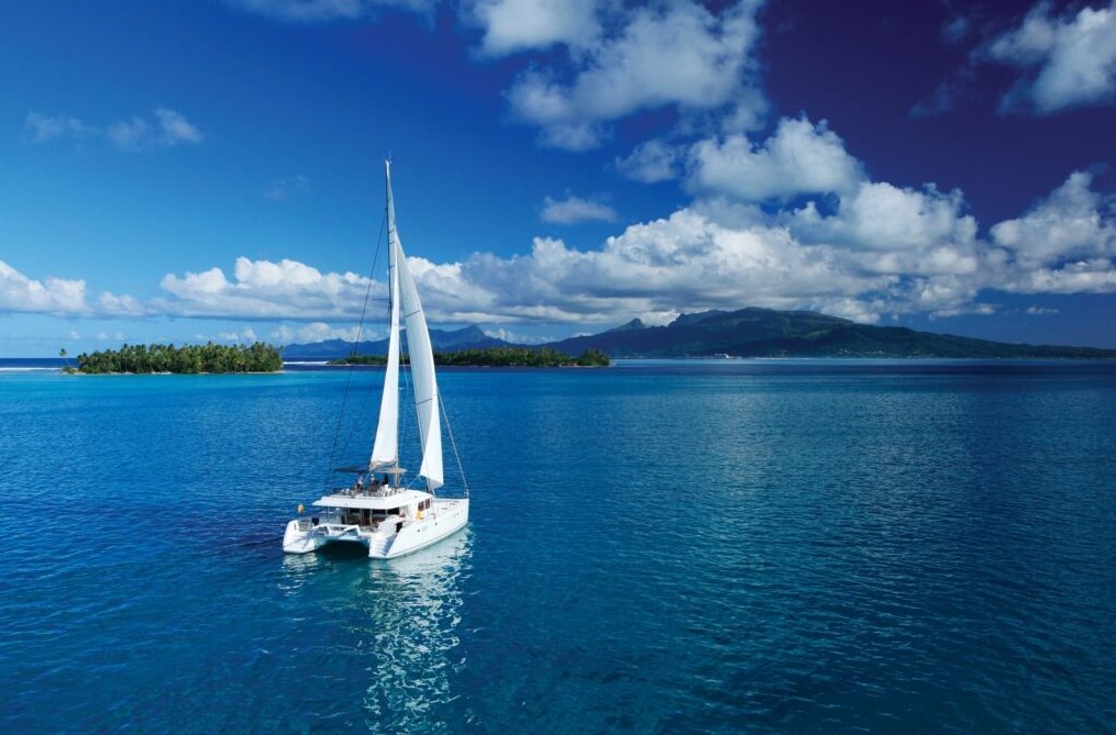 Catamaran à la voile sur des eaux turquoise, location de bateau GlobeSailor