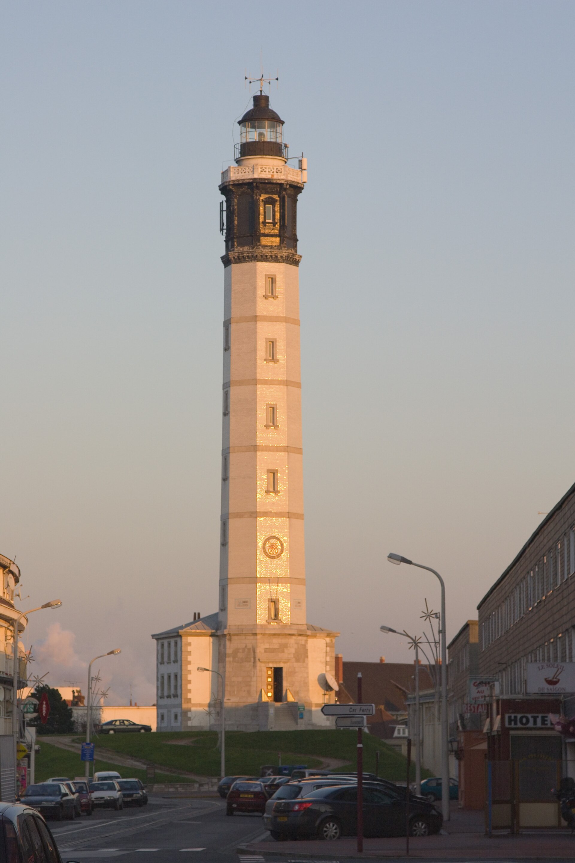 Le phare de Calais vu depuis le boulevard des Alliés
