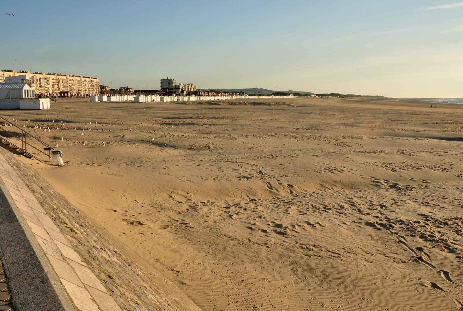 Plage et digue de Calais face à la Manche